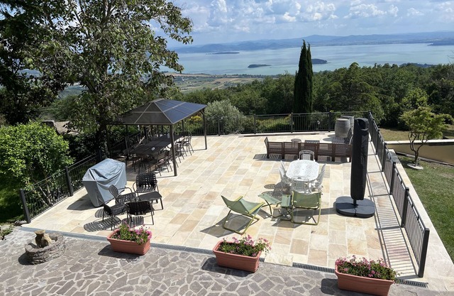 A large farmhouse with views over Umbria/Tuscany with Aircon & streaming WiFi