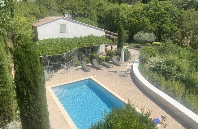 A little bit of paradise in a magnificent environment, heated swimming pool