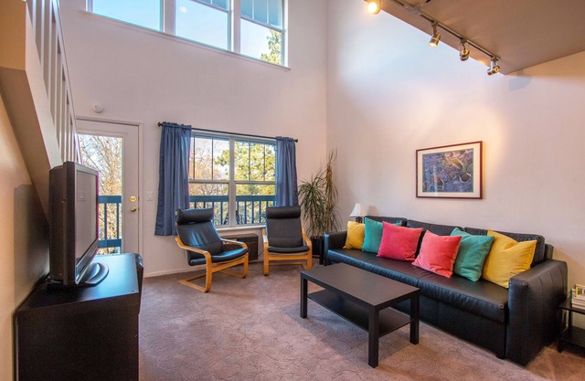 A Little Slice of Heaven! Updated, Steps to Downtown, Lodge Condo