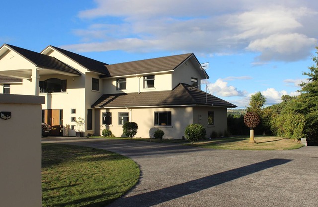 A luxurious 2 bed 2 bathroom studio with dining/living/ kitchen and river views
