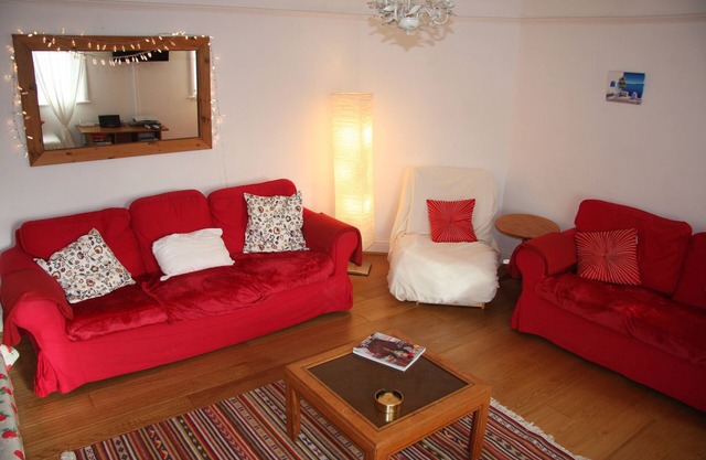 A luxurious, spacious apartment with sea views -super comfortable king size bed