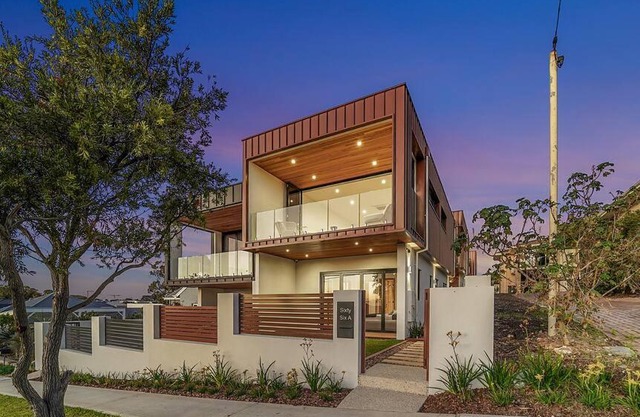 A LUXURY 5 Bedroom 4 Bathroom NEW HOME WITH OCEAN VIEWS