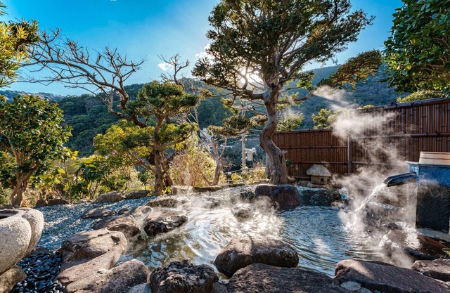 A modern Japanese hot spring inn with an openair bath A relaxing space with a garden/Atami Shizuoka