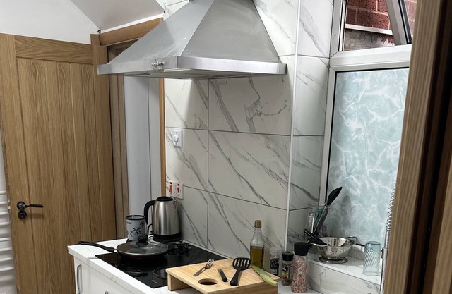 A modern newly refurbished 2 bed apartment near Walsall town centre (WS1).