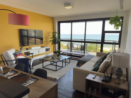 A Modern Paradise by The Seaside