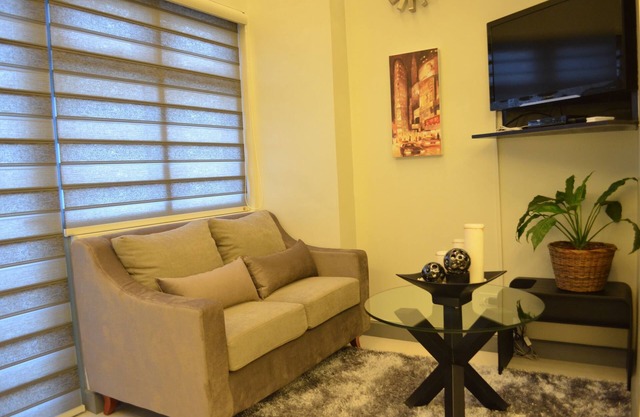A New Luxurious One Bedroom Loft Apartment - 3 Minutes Walk To Greenbelt Mall