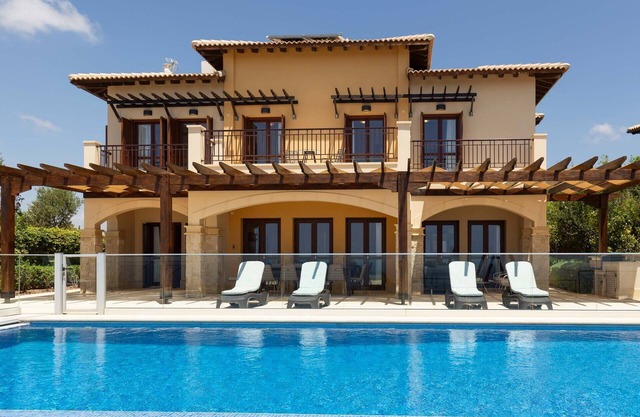 A Paradise of Luxury and Endless Sea Views