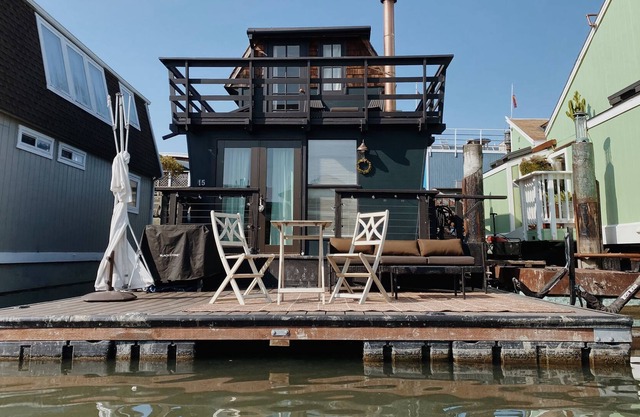 A Parisian ‘Nook’ — A Sausalito Houseboat w/ Private deck, fireplace & kayak