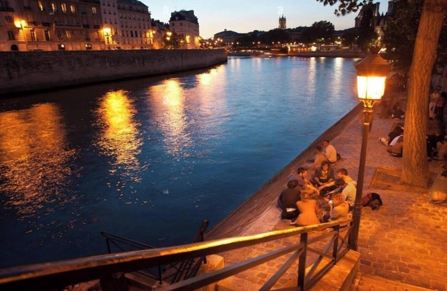 A PERFECT BLEND OF GLAMOUR & PRESTIGE - NESTLED IN THE HISTORIC ÎLE SAINT LOUIS
