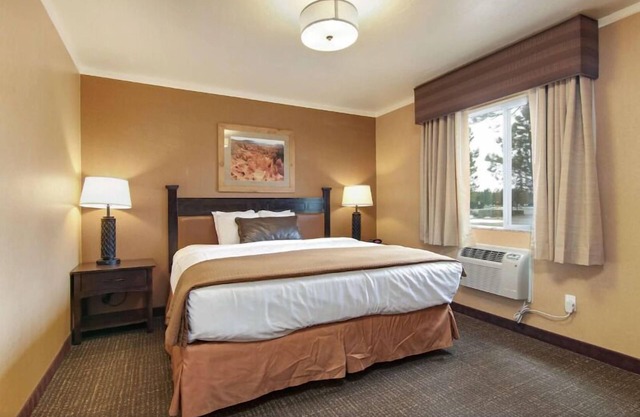A Picturesque Retreat in Bryce Canyon! Free Breakfast, Pool, Free Parking!