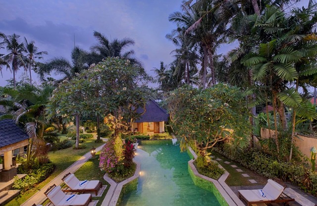 A Piece of Coastal Paradise! 4 BR Villa Lush Garden View