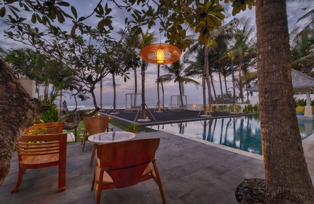 A Piece of Coastal Paradise! Luxury Five Bedrooms Beach Front Villa