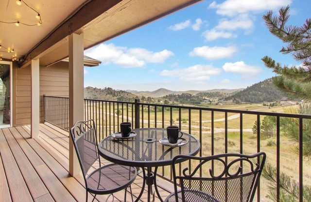 A Piece of Heaven Awaits! Pet Friendly Mountain home
