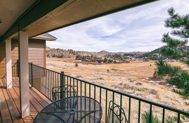 A piece of heaven with this cozy 2 bedroom cabin breathtaking views. Sleeps 4