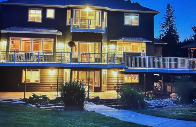 A PIECE OF PARADISE: A HOUSE WITH A 20 YARD SALT H2O POOL, HOT TUB ON THE RIVER!