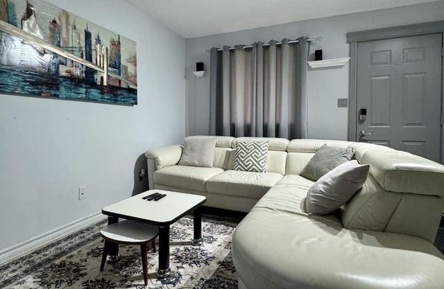 A private cozy urban room in a shared home - the perfect getaway...