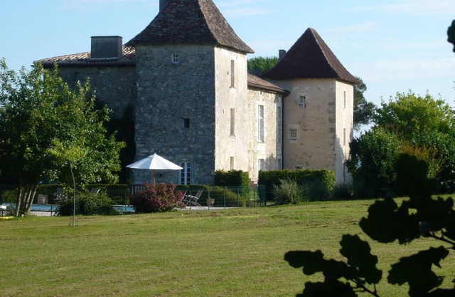 A quiet chateau in the Périgord vert between the vines of Bordeaux and Cognac