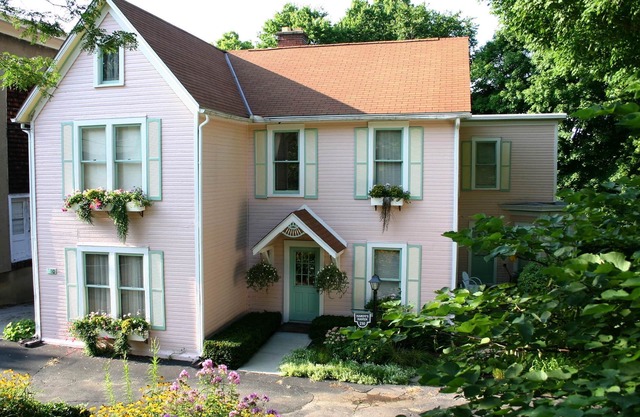A Quiet Setting In A Victorian Neighborhood Near Downtown Lebanon.