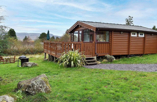 A quintessential cosy log cabin awaits in a fantastic area.