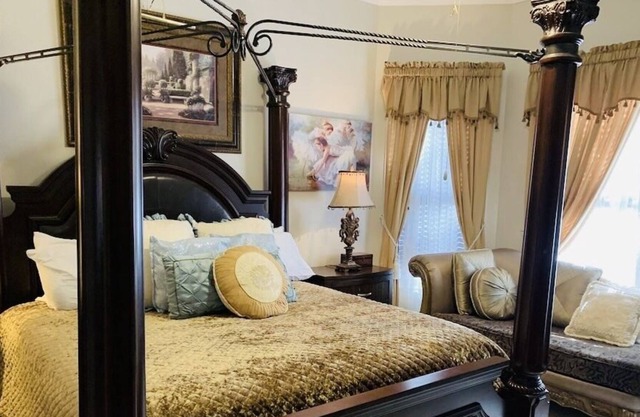 A Rare Gem.!! Perfect Getaway !!!20 Min Frm Airport. Luxury home, 6 bedrooms