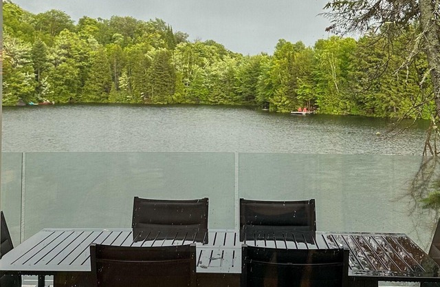 A relaxing chalet facing a sparkling lake