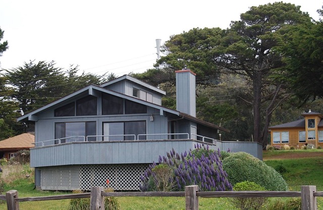 A relaxing home with electric fireplace, smart tv, free wifi, ocean view