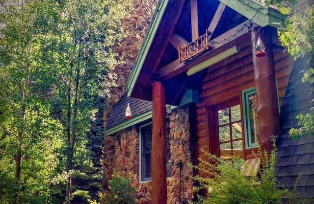 A River Front Mountain Luxury Cabin- Relaxing, Skiing, Rafting, Hot Tub, Sauna