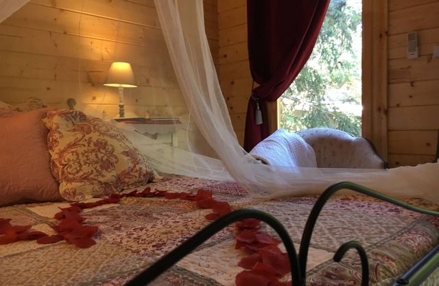 A romantic garden hut with balneotherapy