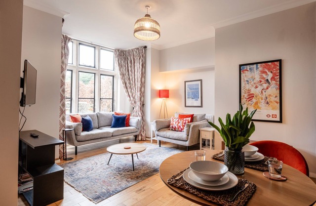 A romantic, light and airy Cotswold holiday Cottage - School House Cottage