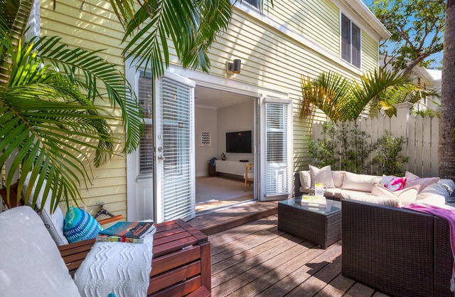 A SALTWATER REMEDY ~ 2 BR/2.5 Ba Townhome Truman Annex w/Shared Pool!