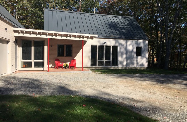 A second floor apartment with en-suite near UNE, Southern Maine beach’s.
