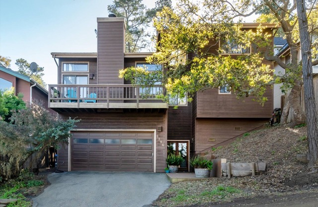 A Skyhigh Retreat: 2 BR, 2 BA House in Cambria, Sleeps 4