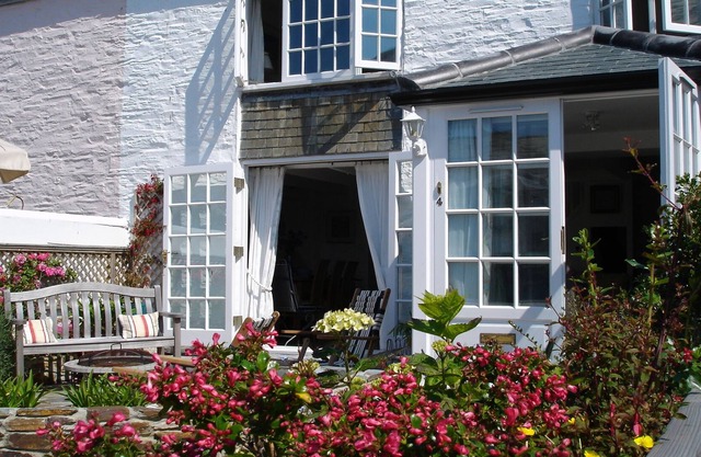 A south facing Georgian cottage by the sea in St. Mawes