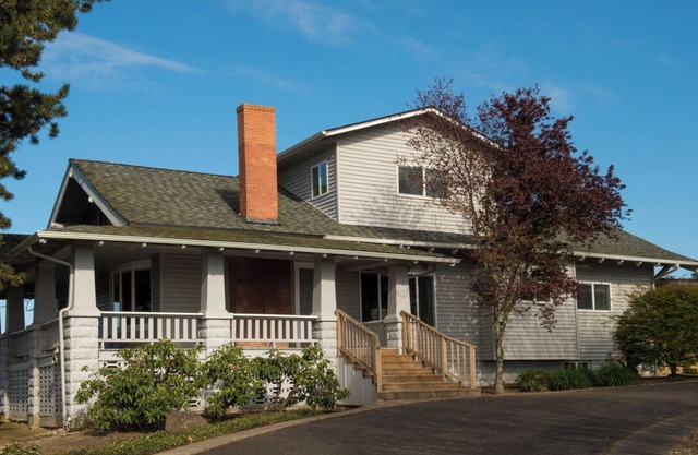 A spacious 5 bedroom Farmhouse Vineyard Retreat