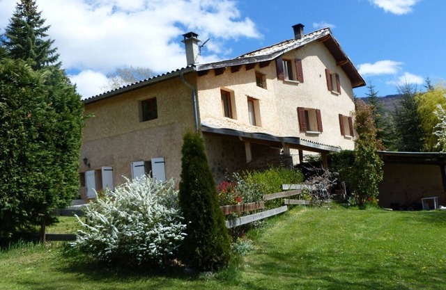 A spacious, bright room with access to the swimming pool in season