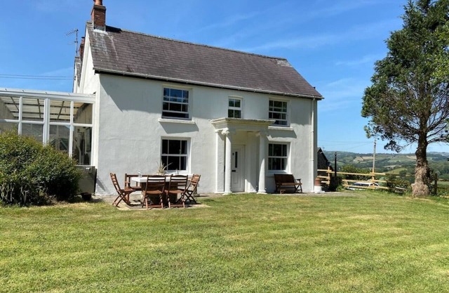 A Spacious Family and Pet Friendly House with Large Garden and Free Parking