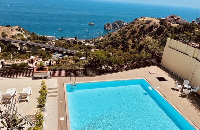 A splendid three-room apartment with a pool and breathtaking views.