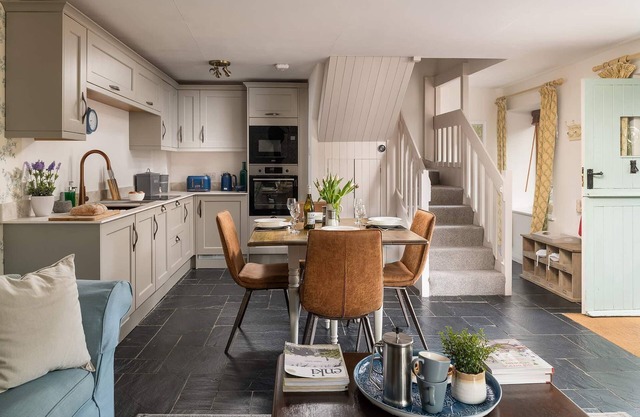 A stone cottage that sleeps 4 guests in 2 bedrooms