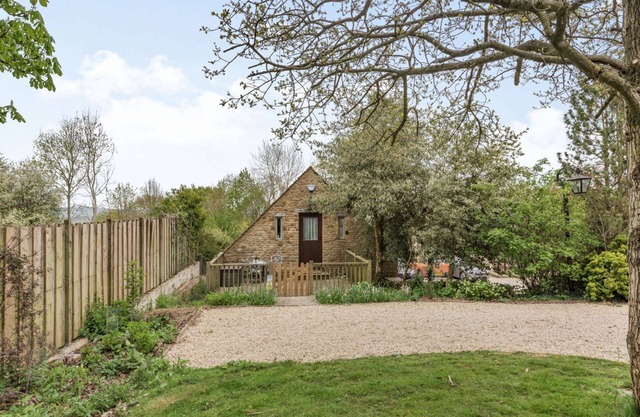 A stylish dog friendly holiday cottage in the Cotswolds - Rainbow Barns