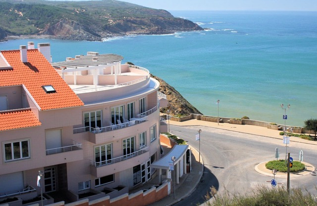 A Stylish Two Bedroom Apartment On Headland Of Sao Martinho Do Porto