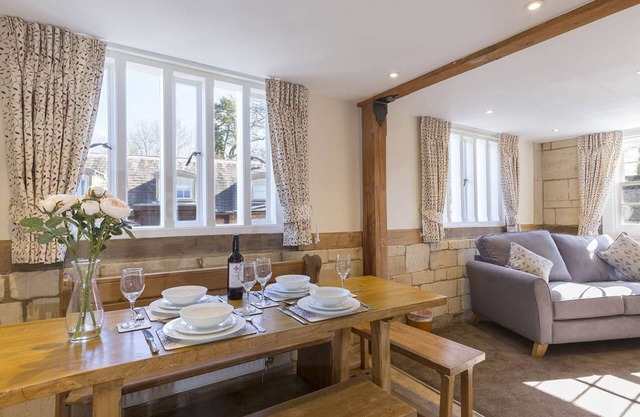 A sudeley castle cottage that sleeps 4 guests in 3 bedrooms