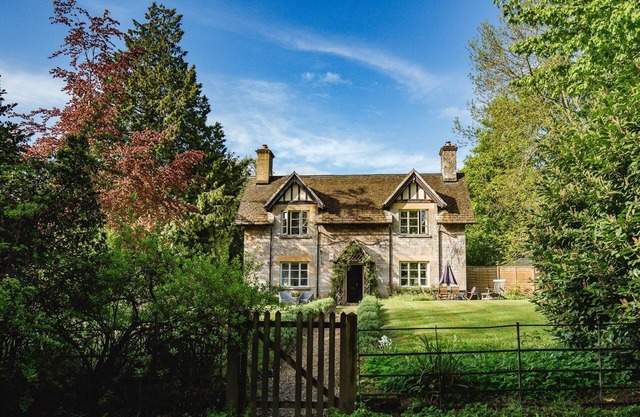 A sudeley castle cottage that sleeps 6 guests in 3 bedrooms