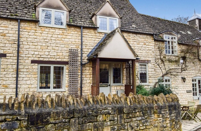 A sudeley castle cottage that sleeps 4 guests in 2 bedrooms