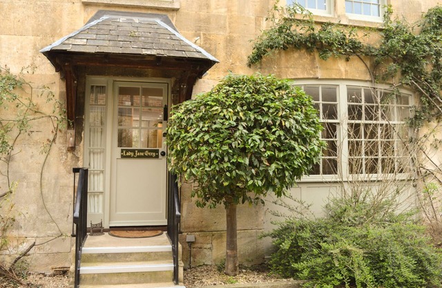 A sudeley castle cottage that sleeps 5 guests in 3 bedrooms