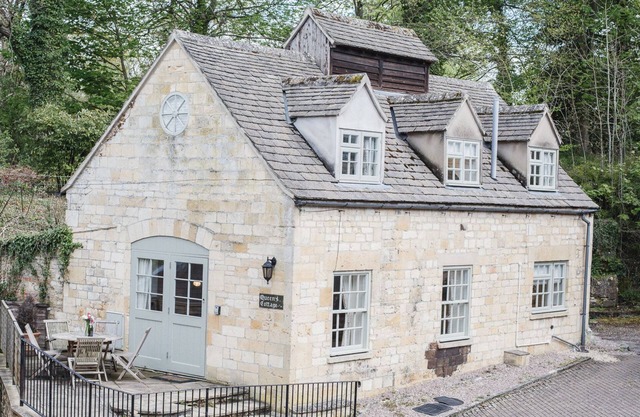 A sudeley castle cottage that sleeps 6 guests in 2 bedrooms