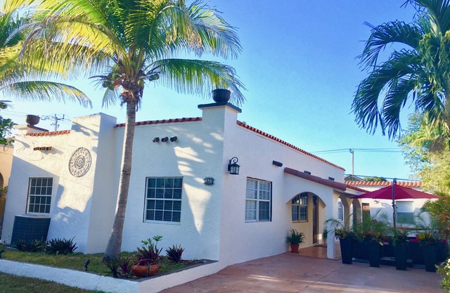 A Suite Retreat - fully appointed, charming and private apartment
