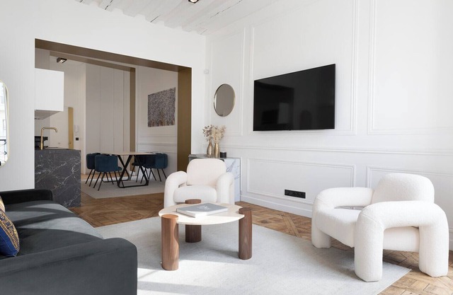 A Sumptuous 2BR/2BA apartment in Louvre