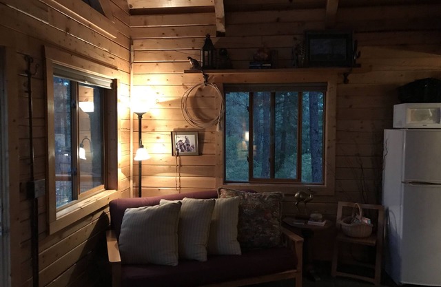 A sweet mountain retreat (yet close to town)