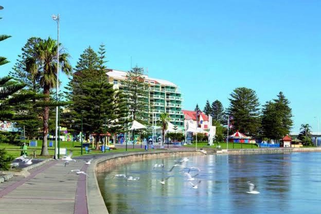 A-The Entrance Private Water Front 1 bedroom appartment at the Oaks