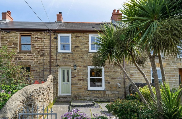 A traditional seaside cottage, with sea views and an easy walk to Portreath.